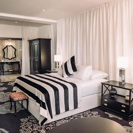 מלון Erla Boutique 4*